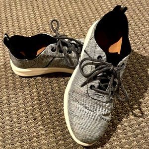 Cute comfy Toms sneakers
